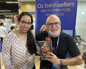 Sessão de autógrafos na ExpoCatólica 2023