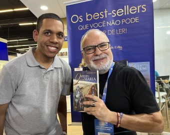 Sessão de autógrafos na ExpoCatólica 2023