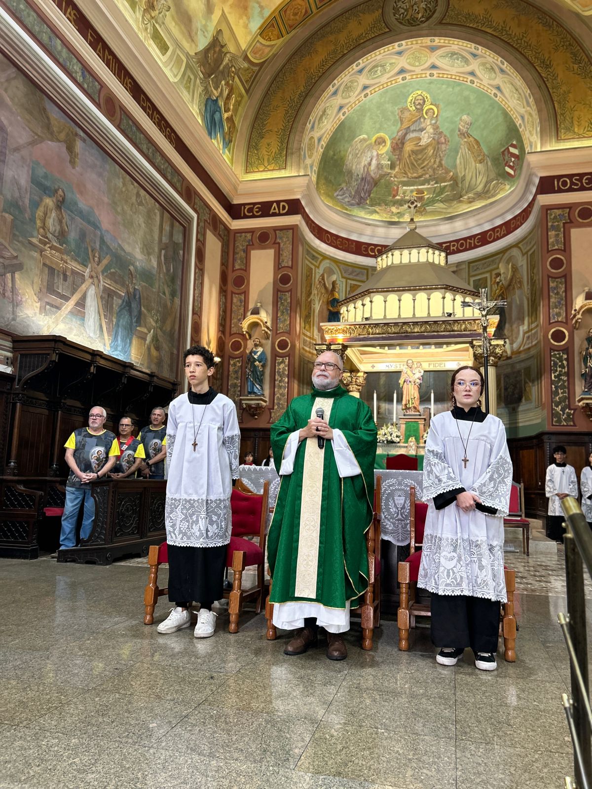 Santa Missa e Sessão de Autógrafos com Padre Luís Erlin na Paróquia São José do Ipiranga